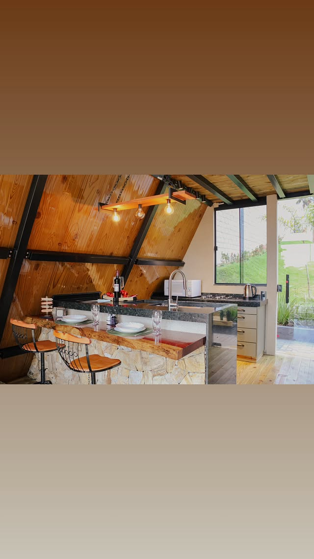 Cozinha gourmet com bancada de pedra